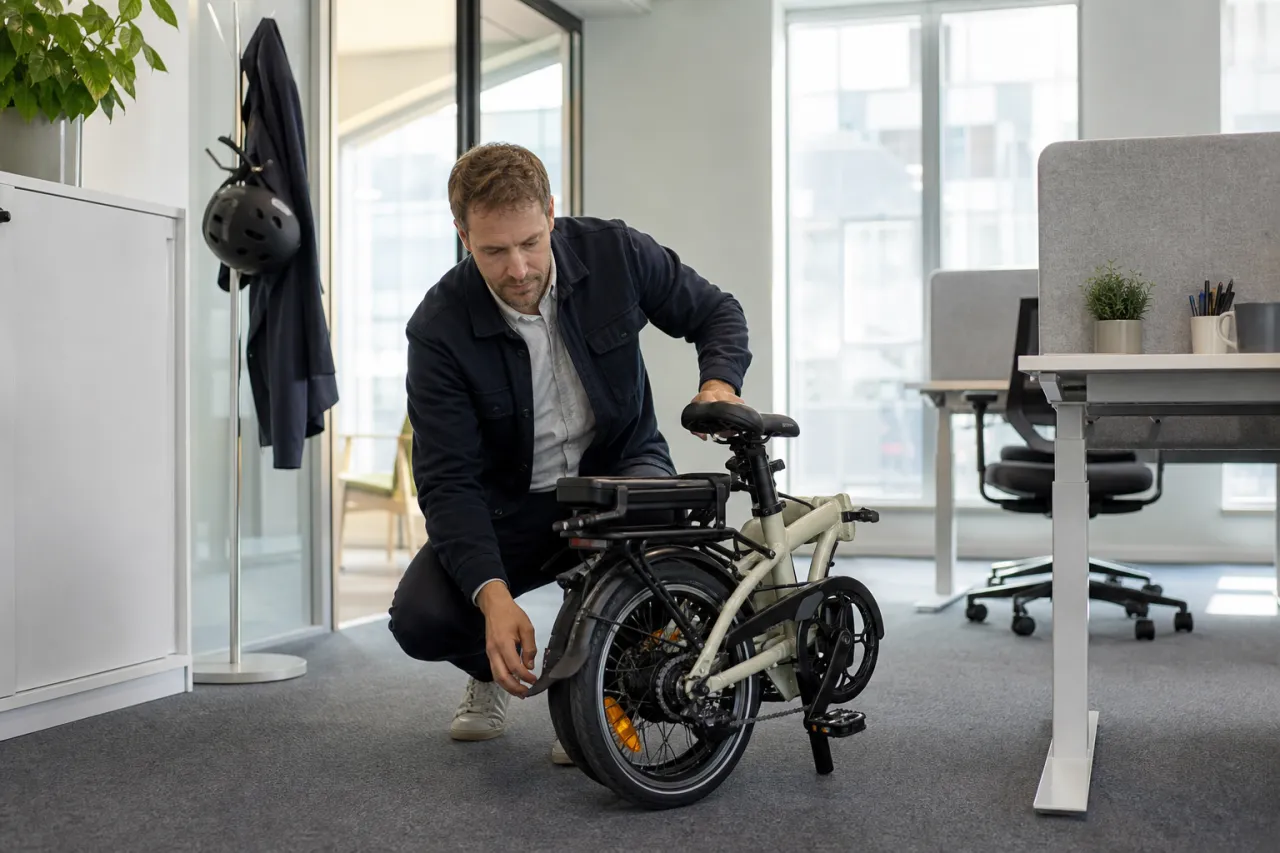 Hopfällbar elcykel till kontoret: får den plats vid skrivbordet?