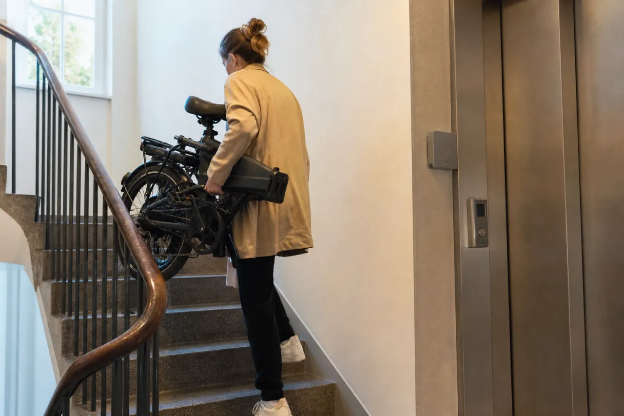 Hopfällbar elcykel i trappor och hiss – går det att bära?