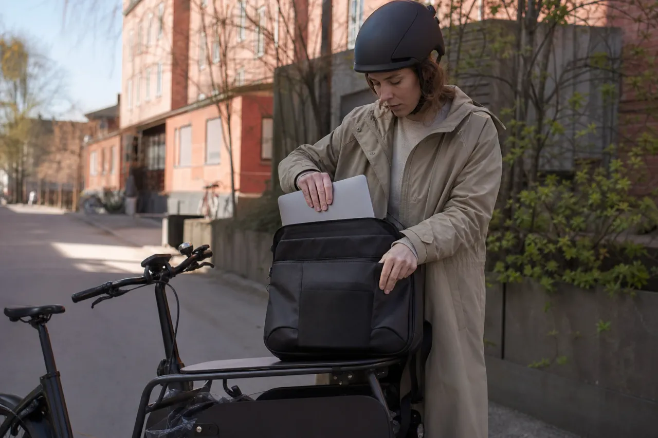Pendla med laptop på elcykel: så väljer du väska som skyddar datorn