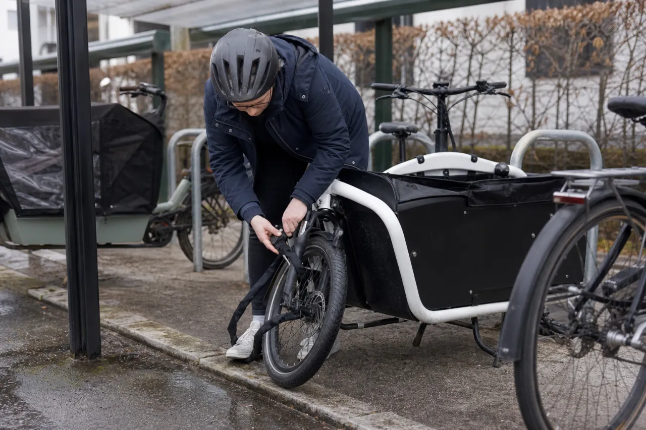 Stöldskydd för lastcykel: låsning, förvaring och spårning i test